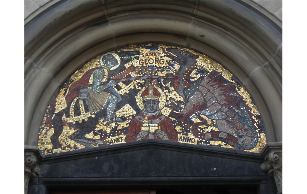 Detailaufnahme des Mosaiks über dem Eingangsportal zur Stiftskirche St. Georg in der Georgstraße in Köln-Altstadt/Süd (2021).