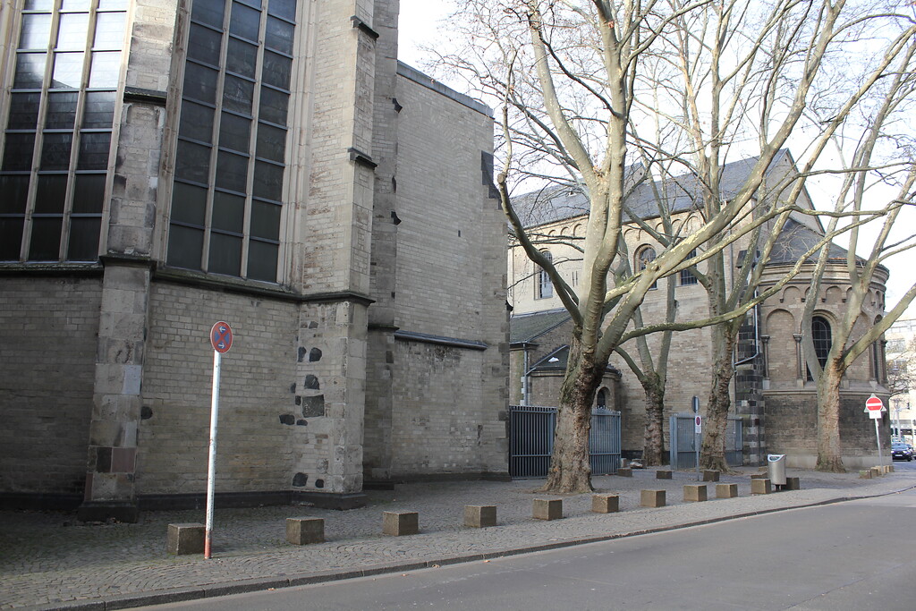 Kirche der Jesuiten Sankt Peter (links) und St. Cäcilien (rechts) in Köln Altstadt-Süd (2021)