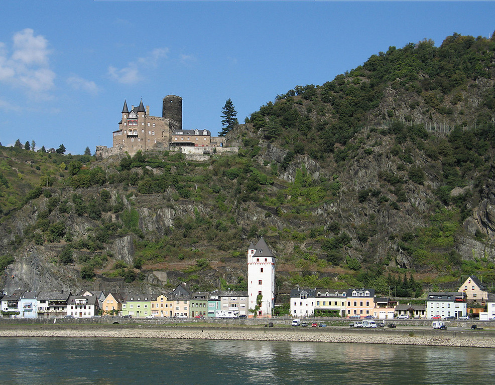 Burg Katz oberhalb von Sankt Goarshausen mit dem "Eckigen Turm" zentral im Bild (2009)