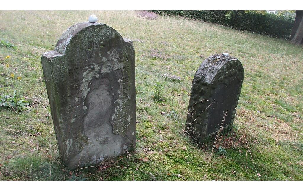Zwei Grabsteine auf dem Gräberfeld des jüdischen Friedhofs Kommern (2020).