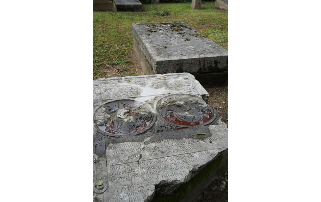 Klassizistische sarkophagähnliche Grabstätten auf dem historischen Geusenfriedhof in Köln-Lindenthal (2021).
