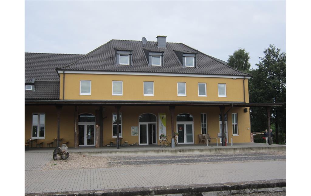 Das Empfangsgebäude des Bahnhofes Kranenburg, von der Bahnseite aus gesehen (2013)