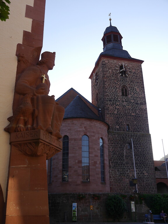 Blick auf die Außenskulptur Friedrichs II. am Rathaus und die Stadtkirche in Annweiler am Trifels (2020)