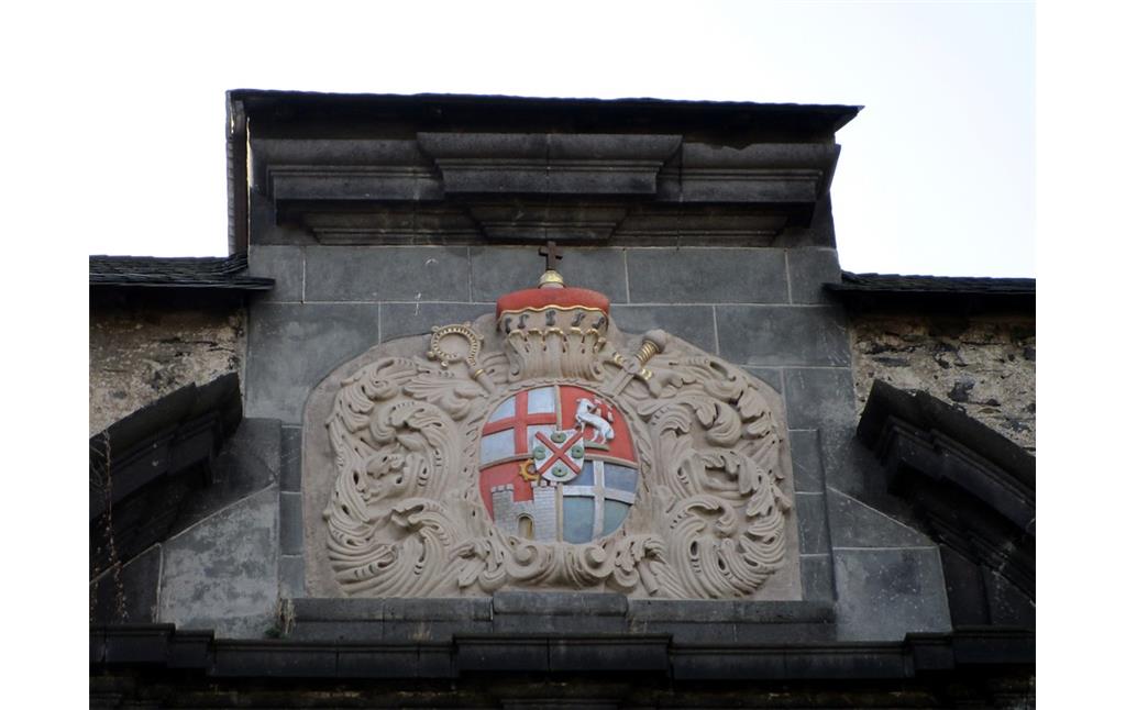Wappen des Erzbischofs und Kurfürsten von Trier Johann VIII. Hugo von Orsbeck auf dem barocken Portal des stadtseitigen Burgeingangs der Genovevaburg Mayen (2015)