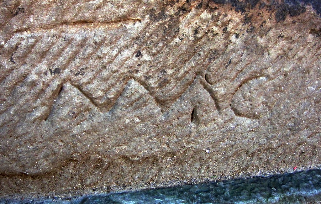 Steinmetzzeichen am römischen Stadttor "Porta Nigra" in Trier, hier in einen Stein eingeschlagene Buchstaben "MAC" im westlichen Tordurchgang (2014).