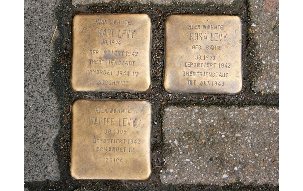 Im Bürgersteig vor dem früheren Standort der Synagoge "zur Burgmühle" sind drei Stolpersteine eingelassen, die an jüdische Opfer der NS-Zeit aus der Odenkirchener Familie Levy erinnern: Karl, Rosa und Walter (2015).