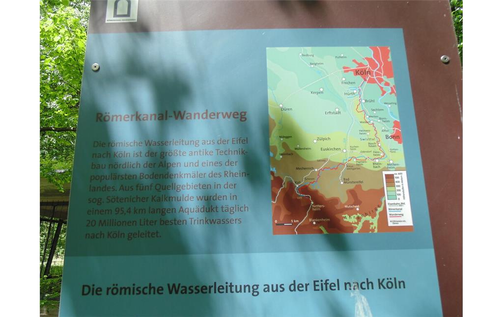 Informationstafel zum Römerkanal-Wanderweg am ehemaligen Absetzbecken der römischen Eifelwasserleitung in Köln-Sülz (2021).