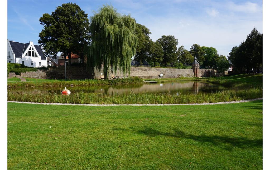 Rees (2021). Park Vor dem Rheintor, mit Stadtmauer, Wächterturm, Weißem Turm und Festungsgraben