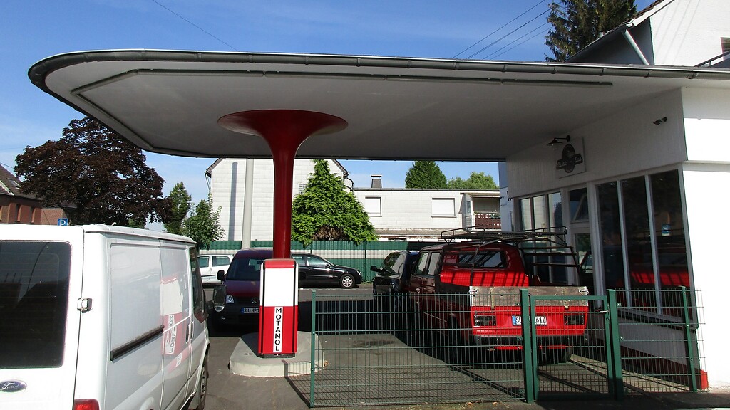Das die im Boden eingefassten Zapfsäulen überspannende Pilzdach der früheren Tankstelle an der Hauptstraße in Troisdorf-Spich (2022).