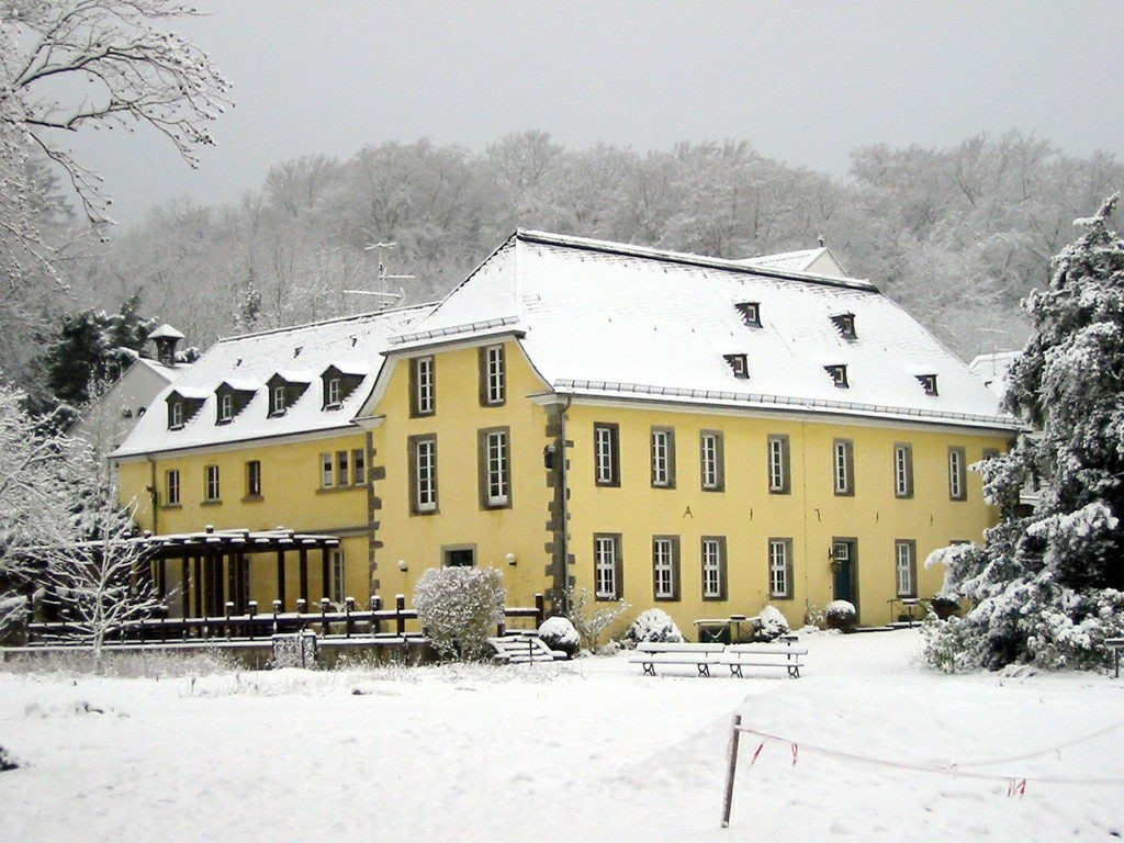 Ehemalige Wirtschaftsgebäude der Abtei Heisterbach im Schnee (2010).