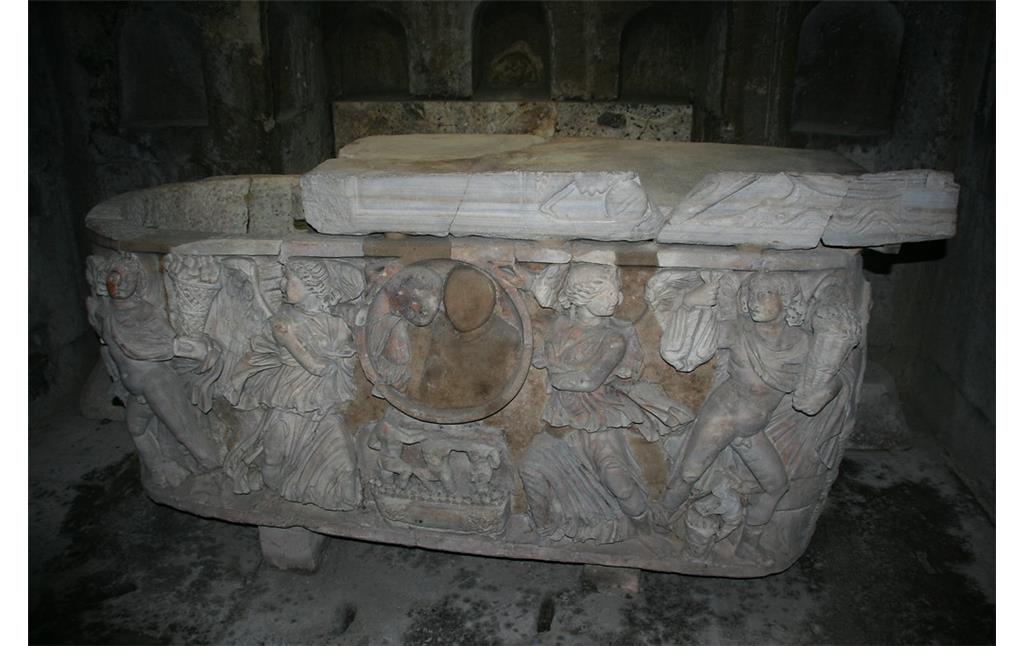 Weidener Grabkammer (2014). Zu sehen sind die Vorderseite des Sarkophages und sein Deckel.