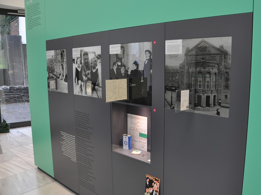 Teile der Ausstellung in der Begegnungsstätte "Alte Synagoge" in Wuppertal-Elberfeld (2014).