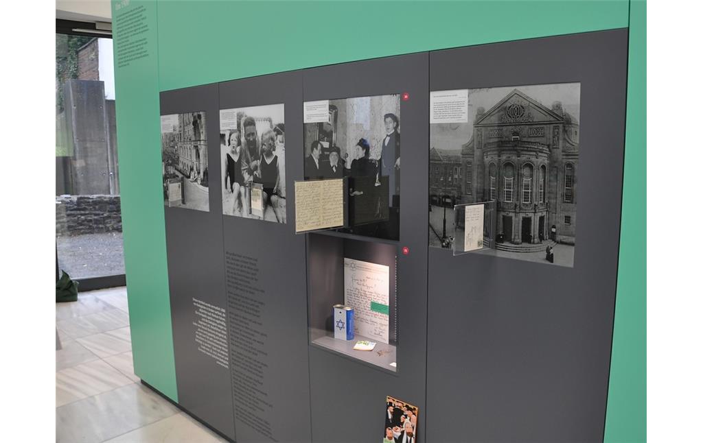 Teile der Ausstellung in der Begegnungsstätte "Alte Synagoge" in Wuppertal-Elberfeld (2014).
