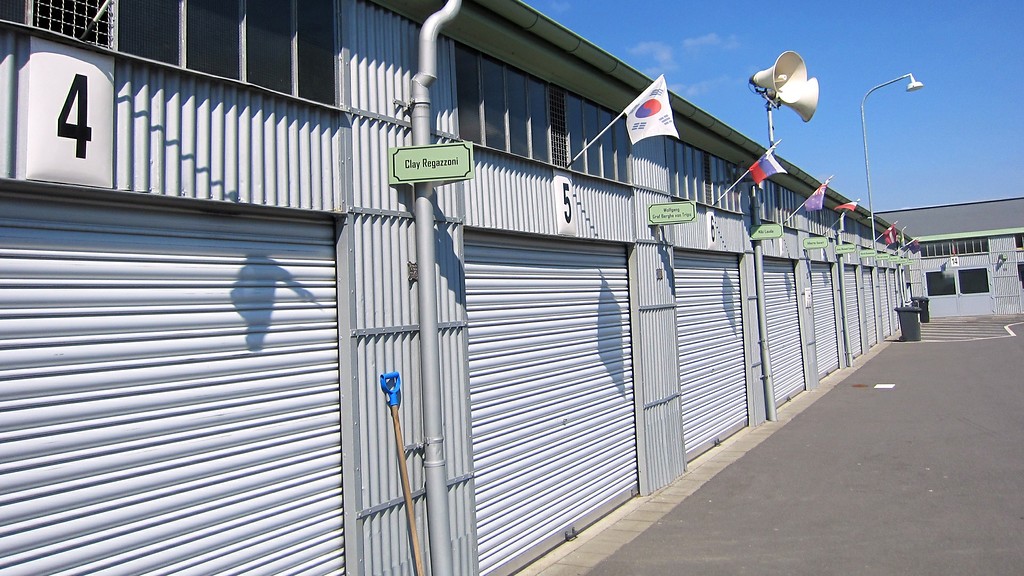 In alter Optik wieder hergestellte Boxenanlagen im alten Fahrerlager am Nürburgring (2013)