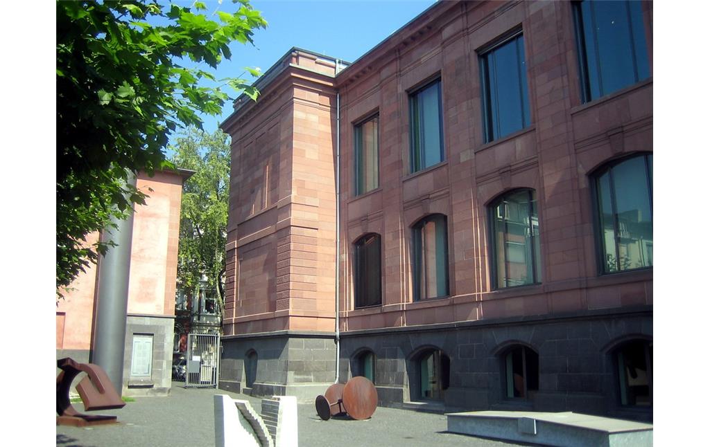 Altbau des LVR-LandesMuseums Bonn in der Bachstraße und Skulpturenhof (2011)