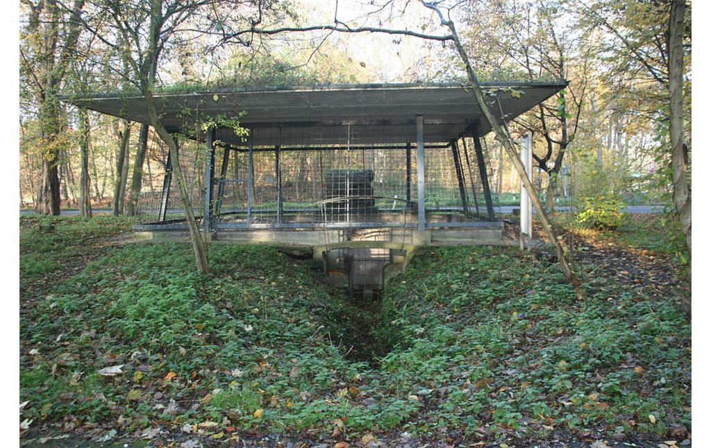 Der Entsorgungskanal für den abgesetzten Schlamm der römischen Wasserleitung in Köln-Sülz, Blick von Süden (2014).