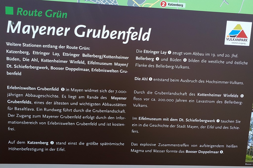 Informationstafel zum Mayener Grubenfeld nördlich von Mayen und zu weiteren Stationen auf der Route "Vulkanpark" (2019)