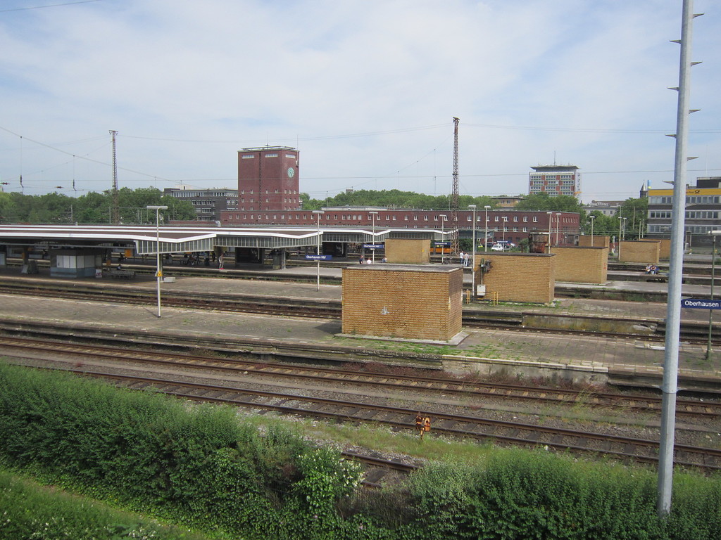Oberhausen Hauptbahnhof, Blick über das südliche Gleisfeld mit den ehemaligen Gepäckaufzügen (2016)