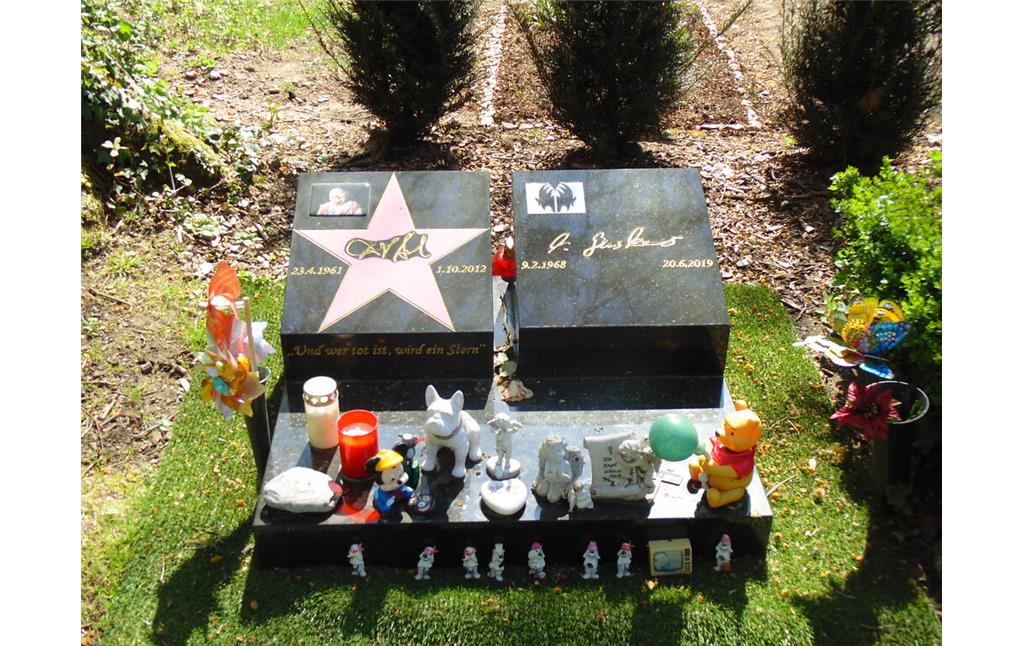 Das farbenfrohe Grab des Schauspielers und Komikers Dirk Bach und seines Lebensgefährten auf dem Melatenfriedhof in Köln-Lindenthal (2020).