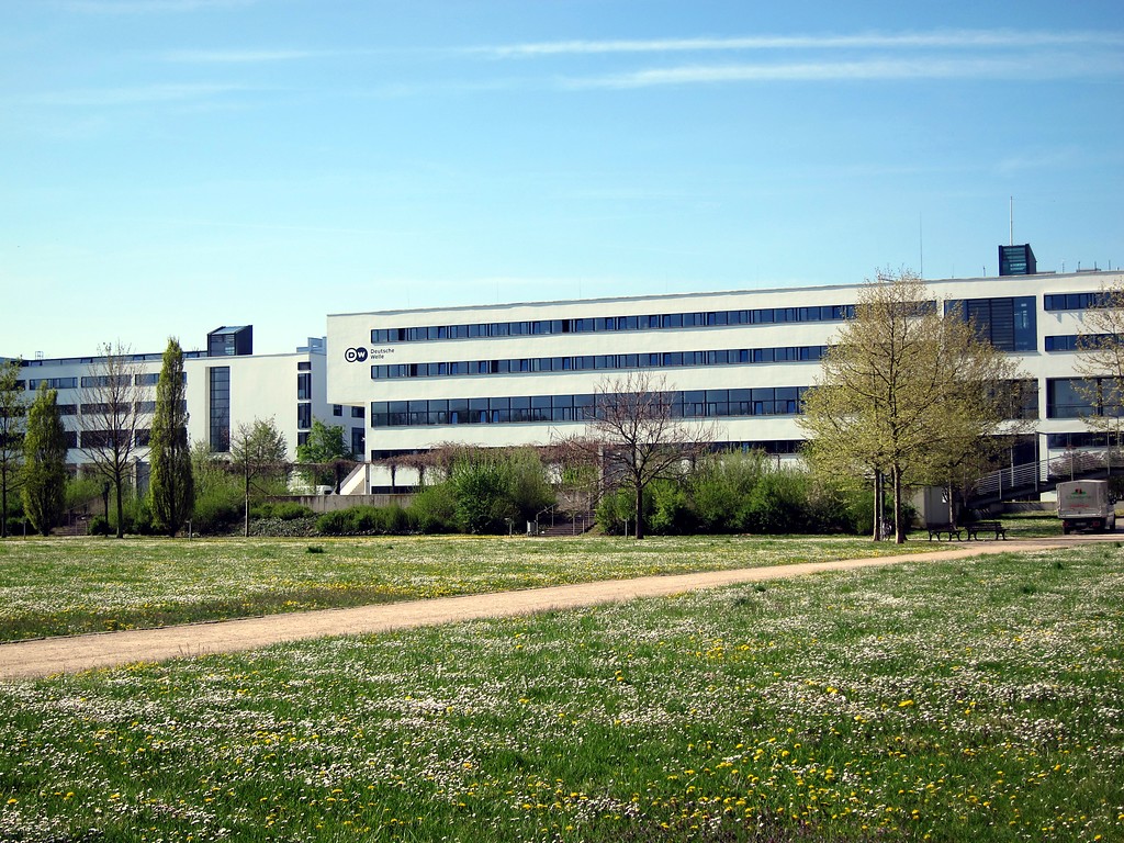 Zentrale und Haupt-Funkhaus der Deutschen Welle, der sogenannte Schürmann-Bau in Bonn, von der Charles-de-Gaulle-Straße aus gesehen (2015). Auf diesem Gelände befand sich zuvor der Sportpark Gronau.