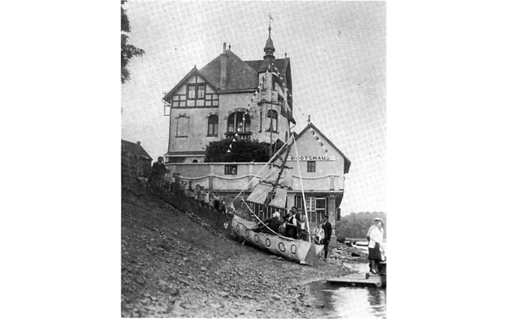 Das Mondorfer Hafenschlösschen und das Bootshaus (um 1930).
