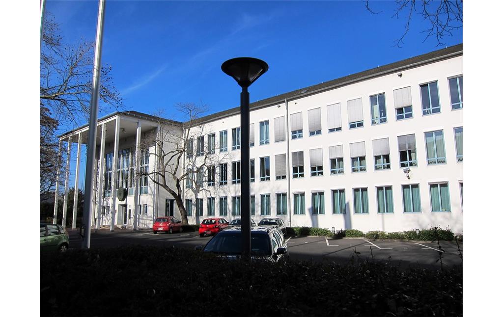 Ein Teil der Front des ehemaligen Bundespostministeriums an der Adenauerallee in Bonn (2015). Seit 2000 ist in dem Gebäude der Bundesrechnungshof untergebracht.