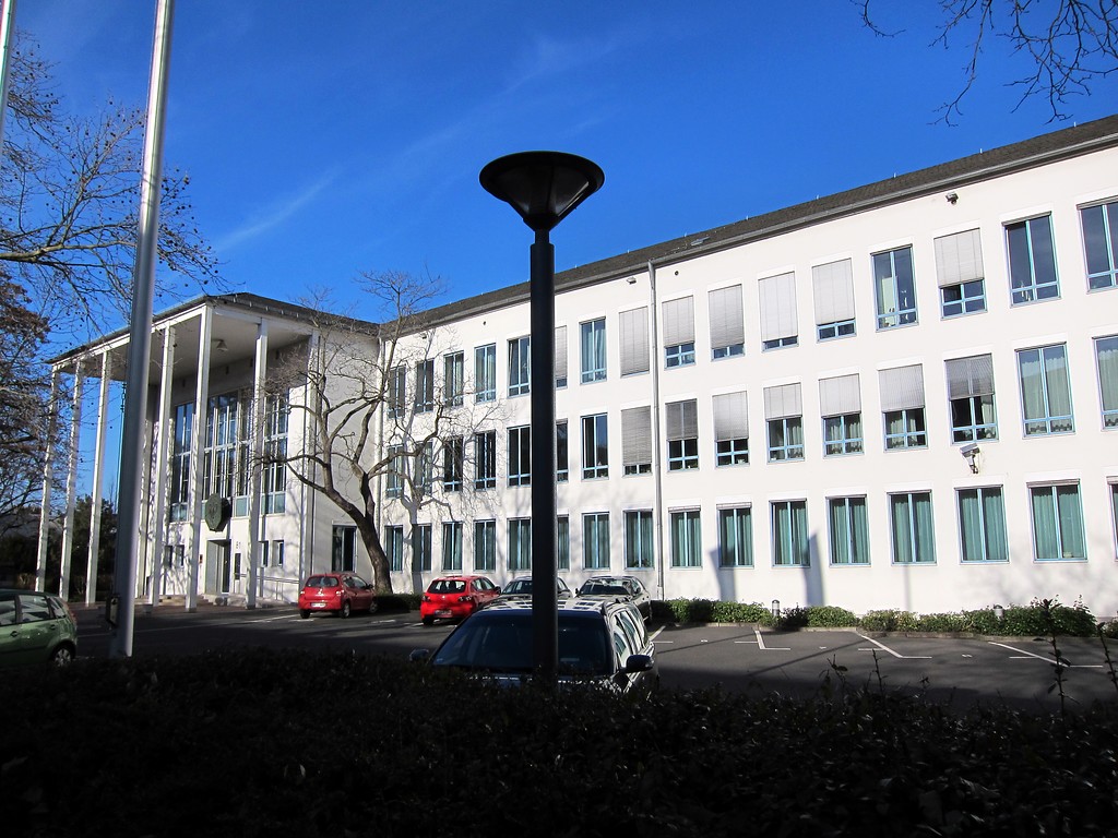 Ein Teil der Front des ehemaligen Bundespostministeriums an der Adenauerallee in Bonn (2015). Seit 2000 ist in dem Gebäude der Bundesrechnungshof untergebracht.