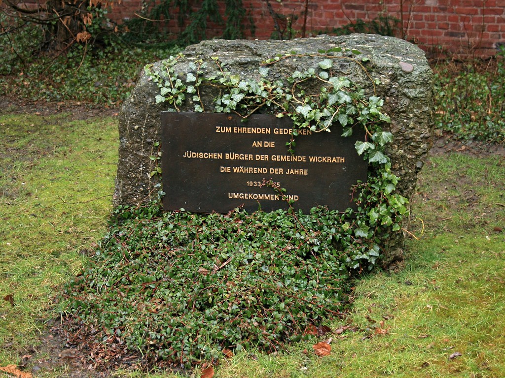 Der Gedenkstein  seiner Inschrift nach vermutlich von der Kommune errichtet  auf dem schmalen Zugangsweg zum eigentlichen Gräberfeld des Judenfriedhofs Roßweide in Wickrath (2015).