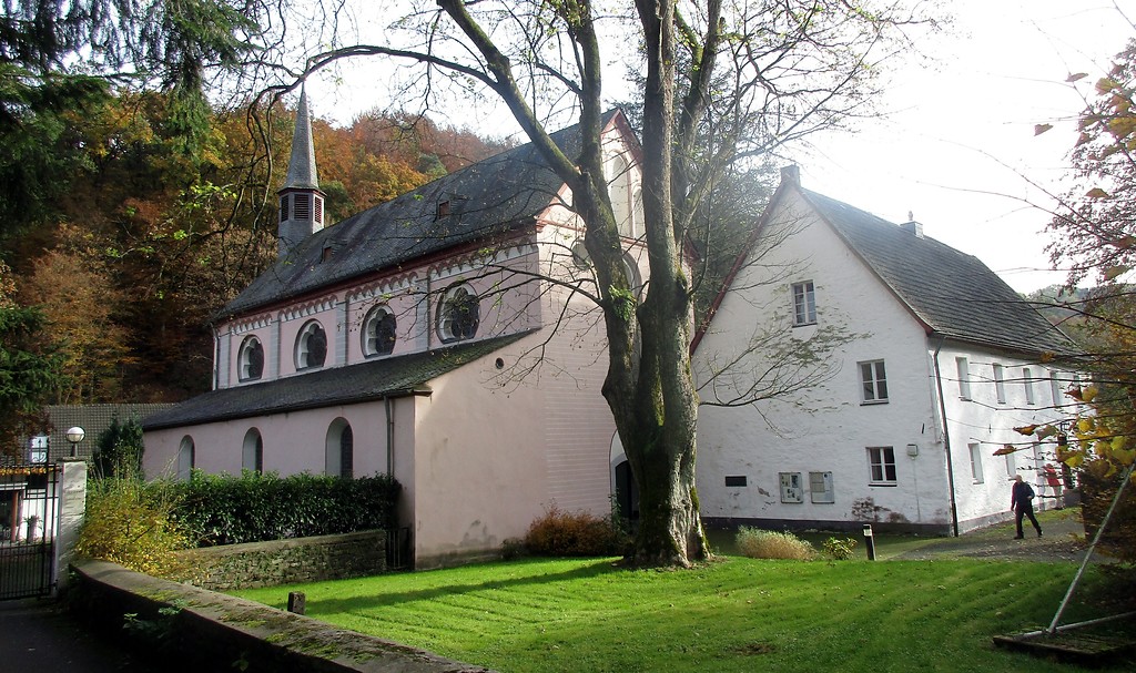 Die 1247-1256 erbaute Klosterkirche Seligenthal bei Siegburg mit dem angrenzenden Pfarrhaus von 1660 (2016).