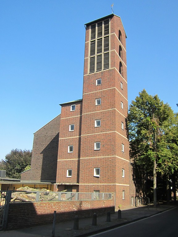 Der Glockenturm der Barbarakirche in Neuss von der  Dyckhoffstraße aus gesehen (2014).