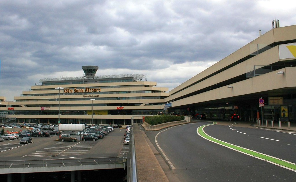 Die Hauptfassade des 1970 fertiggestellten Terminals 1 des Flughafens Köln/Bonn (2015).
