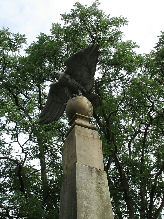 Adlerfigur auf dem oberen Teil des Kriegerdenkmals an der Hurster Straße in Windeck-Rosbach (2021).