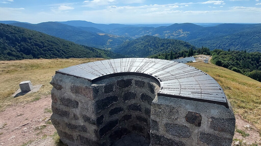 Blick auf das Gebiet der Moselquelle bei Bussang von einem Aussichtspunkt auf dem 1223 Meter hohen Berg Drumont in den französischen Vogesen (2022).