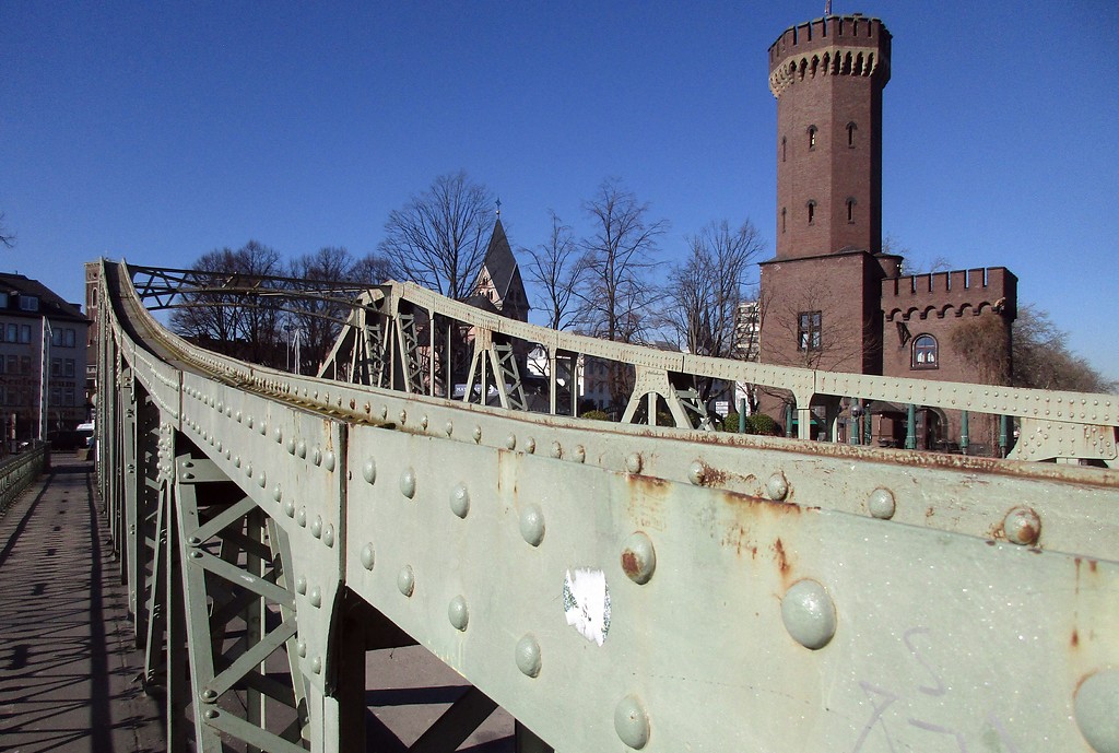 Die Hafendrehbrücke im Kölner Rheinauhafen, dahinter der Malakoffturm am Holzmarkt (2019).