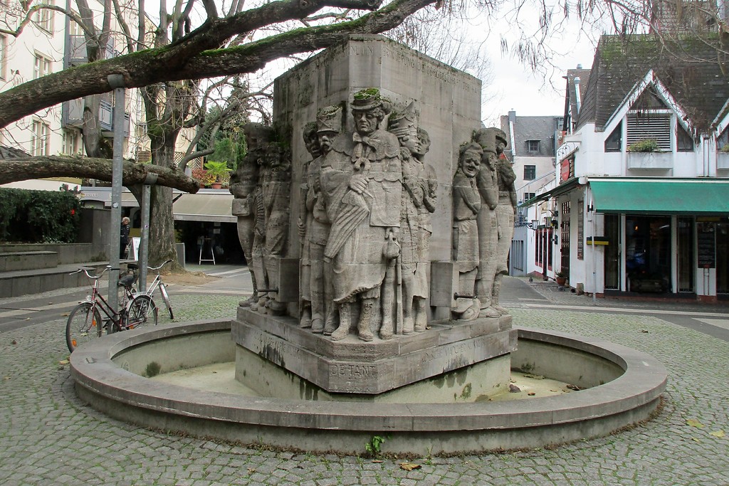 Der Ostermannbrunnen auf dem Ostermannplatz im Kölner Martinsviertel, Altstadt-Nord (2019), westliche Ansicht des Brunnens, vorne die Figur "de Tant".