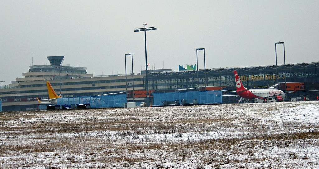 Hauptterminal des Flughafens Köln/Bonn "Konrad Adenauer" mit davor stehenden Verkehrsflugzeugen, Ansicht aus östlicher Richtung (2015)