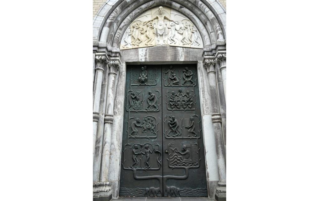 Das von dem Kölner Bildhauer Elmar Hillebrand (1925-2016) gestaltete nördliche Portal zu der "Basilica minor"-Kirche des Kunibertstifts in Köln-Altstadt-Nord (2023).