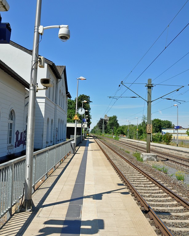 Bahnhof Dülken, Hausbahnsteig mit den Gleisen der Strecke von Viersen nach Kaldenkirchen (2017).