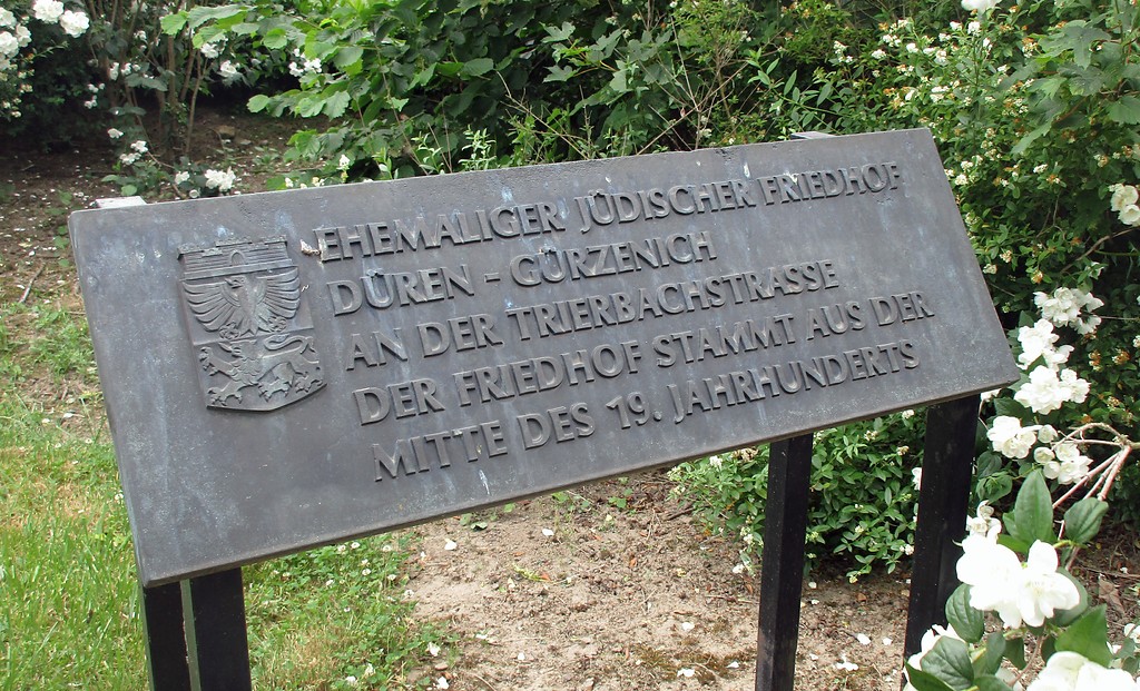 Jüdischer Friedhof in Düren-Gürzenich (2017): Bronzeplatte mit Stadtwappen und Inschrift.