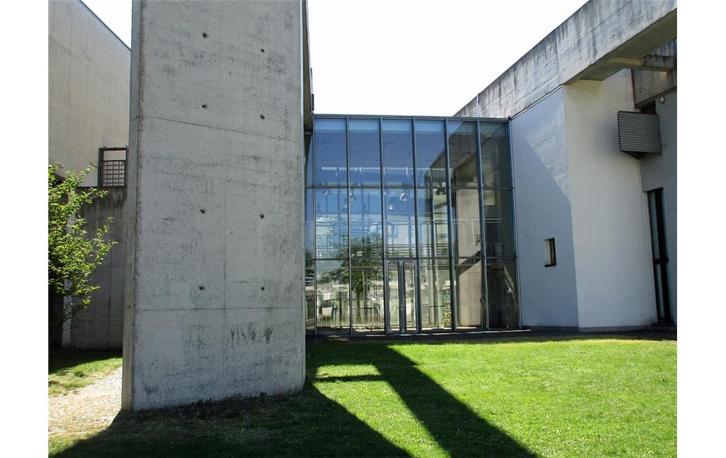 Blick auf den verglasten Zentralbau der Neuen Synagoge am Innenhafen in Duisburg (2016).