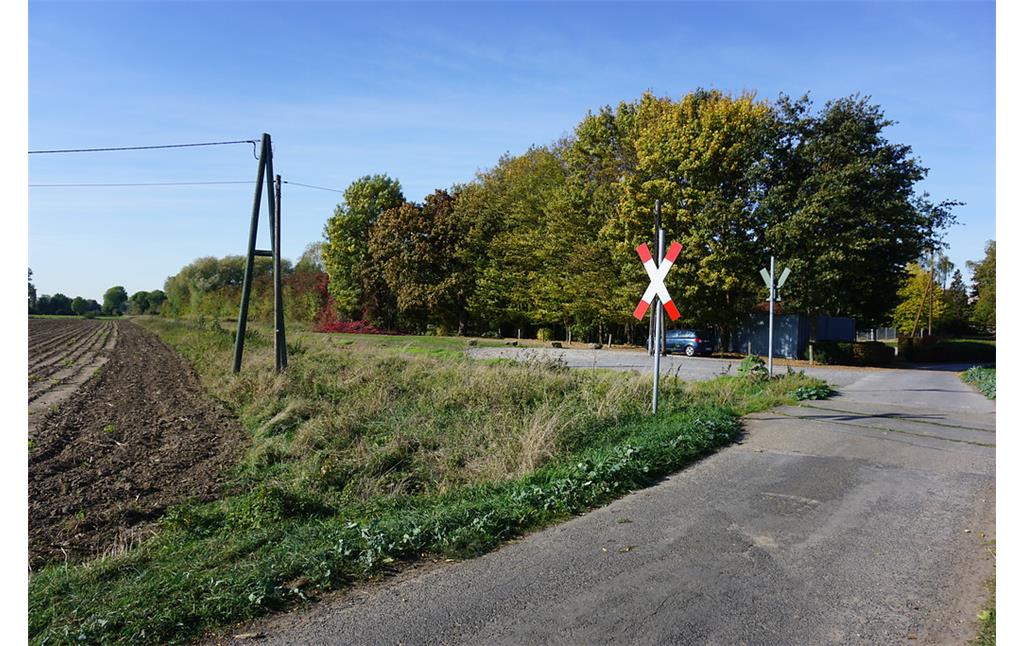 Bahnhof Menzelen-Ost, Blick auf den ehemaligen Bahnsteig, Übergang Borther Weg (2018)