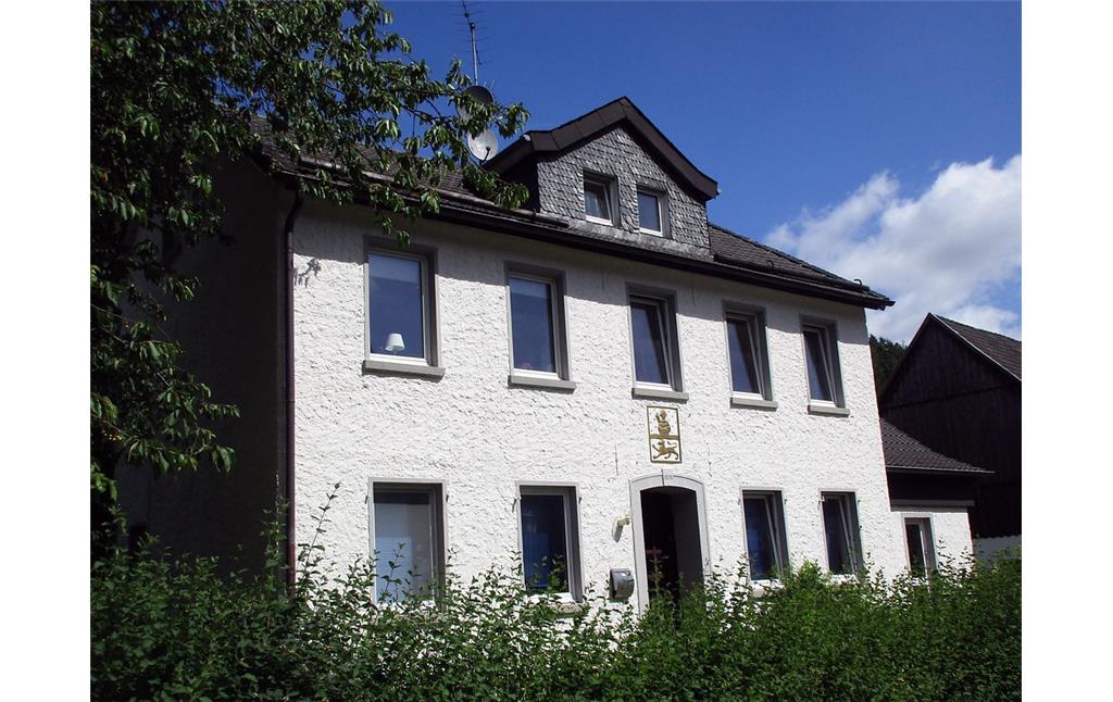 Nach dem Schlusstein über dem Eingang auf 1926 zu datierendes historisches Gebäude im Hürtgenwalder Ortsteil Simonskall (2017).