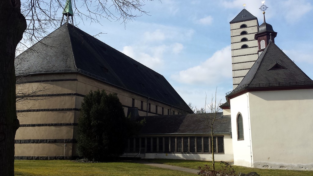 Ansicht der katholischen Pfarrkirche St. Veit in Mayen mit der nördlich von dieser stehenden Kapelle (2015).
