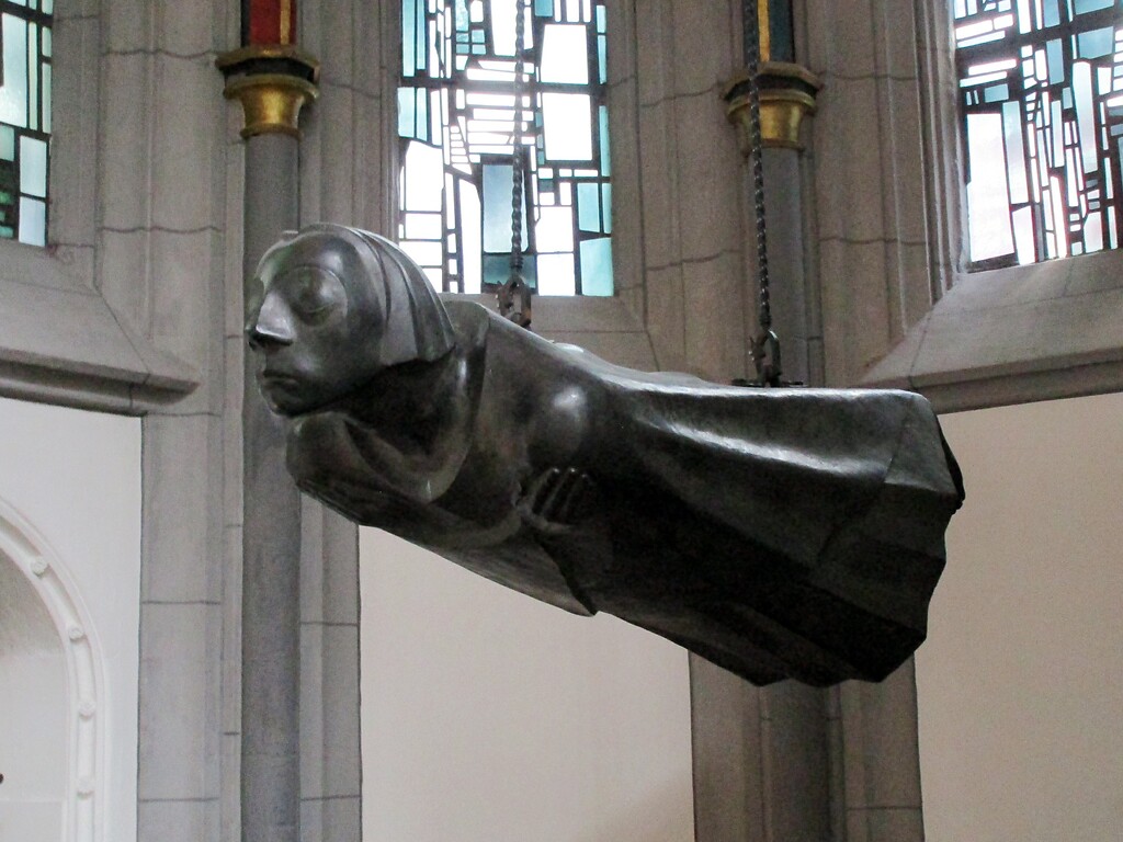 Die im Original ursprünglich 1927 von Ernst Barlach geschaffene Bronzeskulptur "Der Schwebende" mit den Gesichtszügen von Käthe Kollwitz. Der 1939 erfolgte zweite Abguss des Kunstwerks befindet sich seit 1952 in der Kölner Antoniterkirche in der Schildergasse (2020).