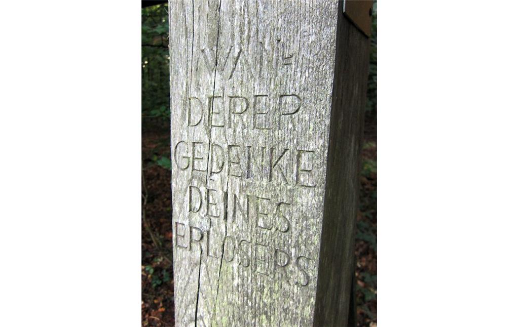 Wegkreuz "Stompe-Krüzge" bzw. "Stompe Krützge" am Eisenweg (2011), die Inschrift im Holzkreuz