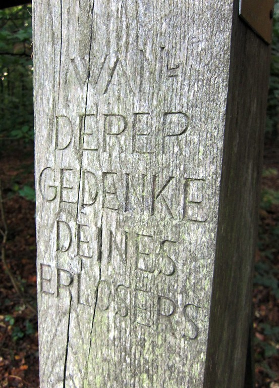 Wegkreuz "Stompe-Krüzge" bzw. "Stompe Krützge" am Eisenweg (2011), die Inschrift im Holzkreuz