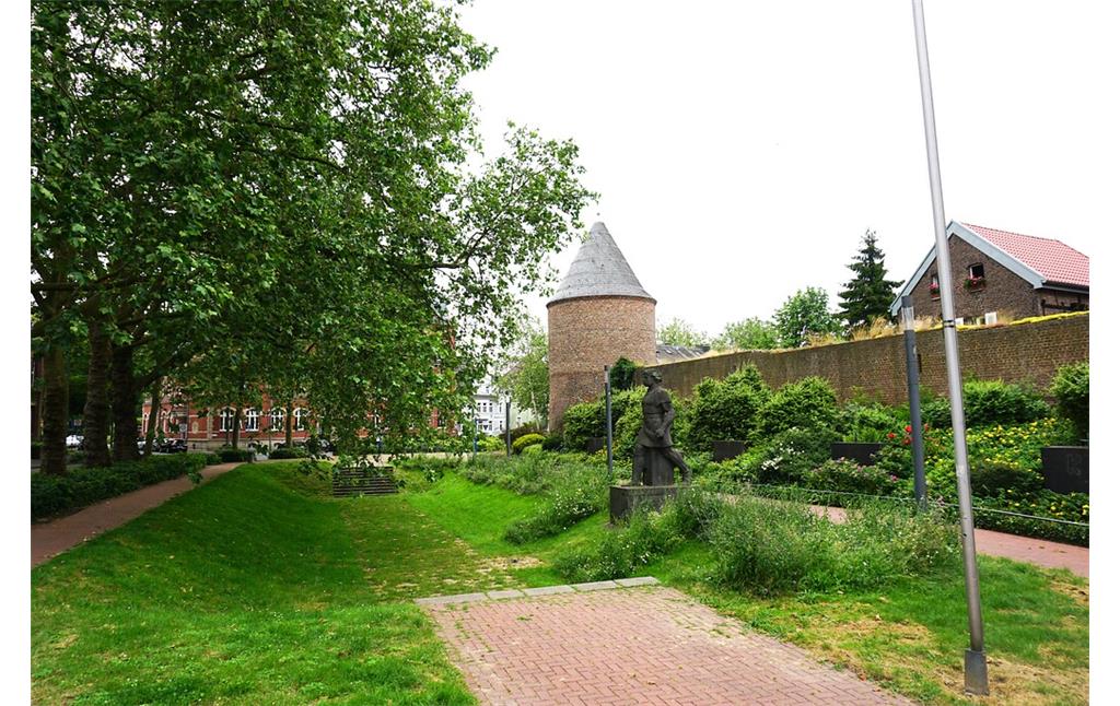 Viersen-Dülken, historischer Ortskern (2021). Gefangenenturmgarten mit Stadtmauer, Stadtgraben und Eckturm.