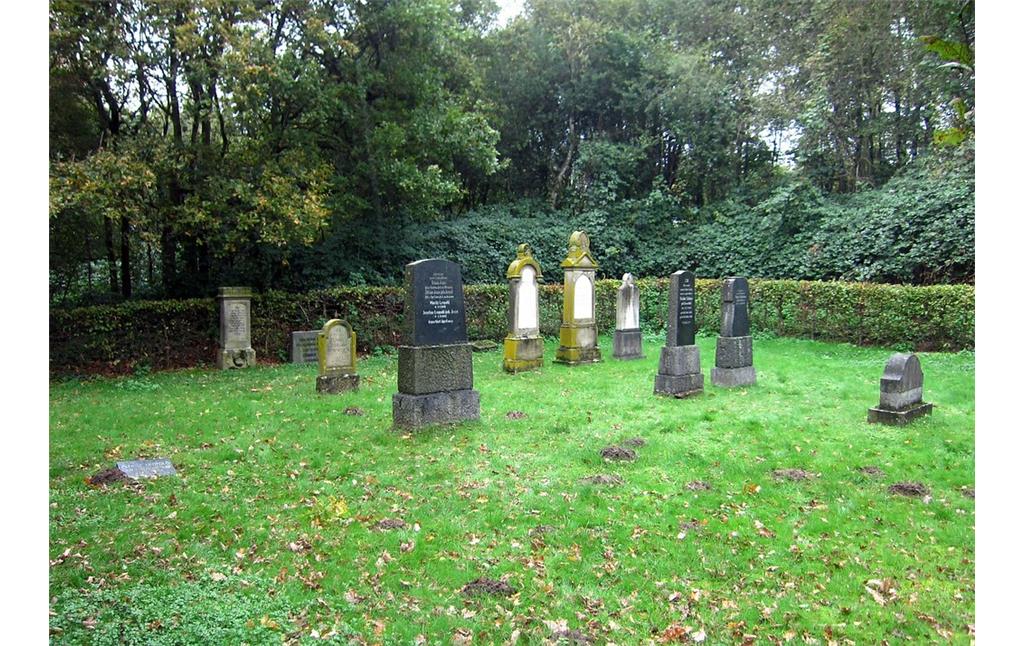 Gräber und Grabmale auf dem jüdischen Friedhof an der Uerdinger Straße in Meerbusch-Lank-Latum (2014).