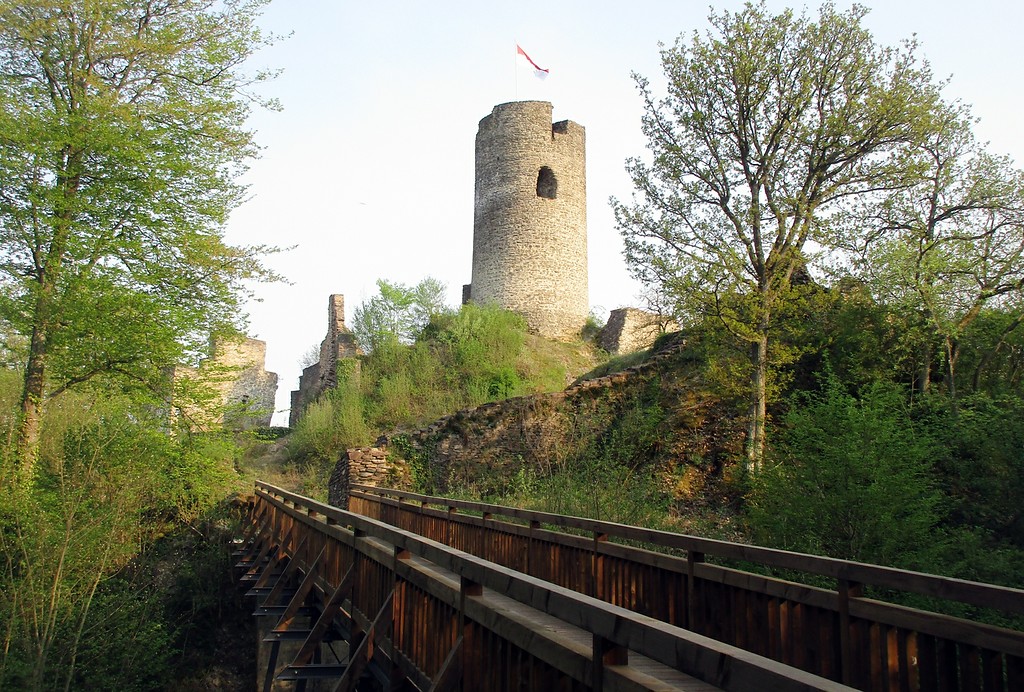Ruine der Winneburg bei Cochem, davor die im Frühjahr 2018 erneuerte nordwestliche Zufahrts-Holzbrücke (2018)