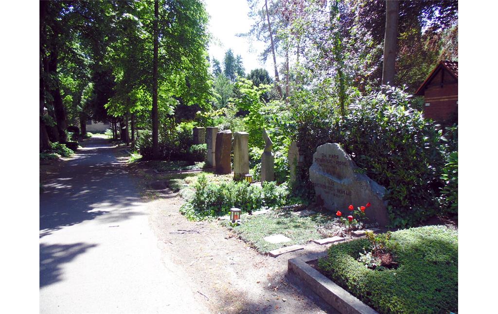 Das Grab der Kölner Mundartautorin Lis Böhle und ihres Gatten Hans Schmitt-Rost rechts im Vordergrund auf dem Melatenfriedhof in Köln-Lindenthal (2020).
